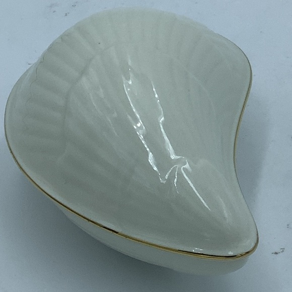 Lenox Ivory and Gold Trim Sea Shell Trinket Box - Picture 5 of 9